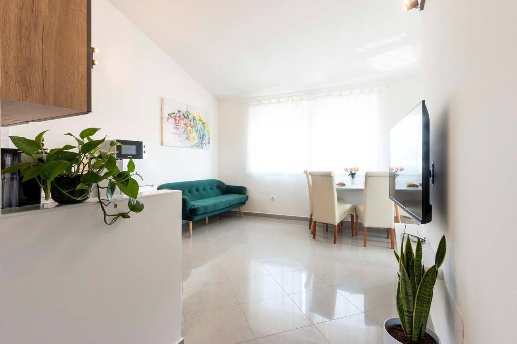 Cozy Apartment With Private Parking ميدولين المظهر الخارجي الصورة