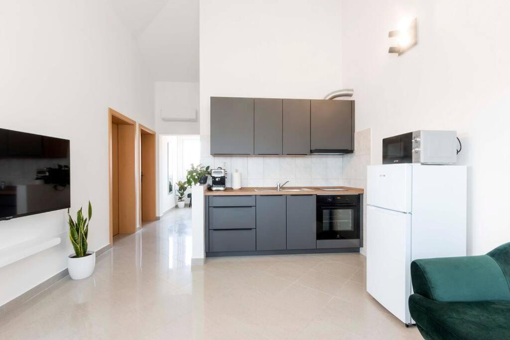 Cozy Apartment With Private Parking ميدولين المظهر الخارجي الصورة