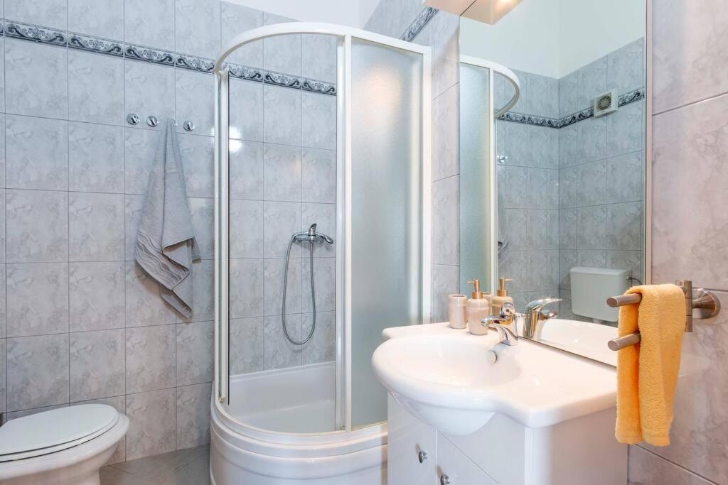 Cozy Apartment With Private Parking ميدولين المظهر الخارجي الصورة