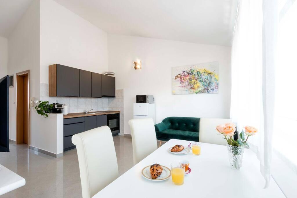 Cozy Apartment With Private Parking ميدولين المظهر الخارجي الصورة